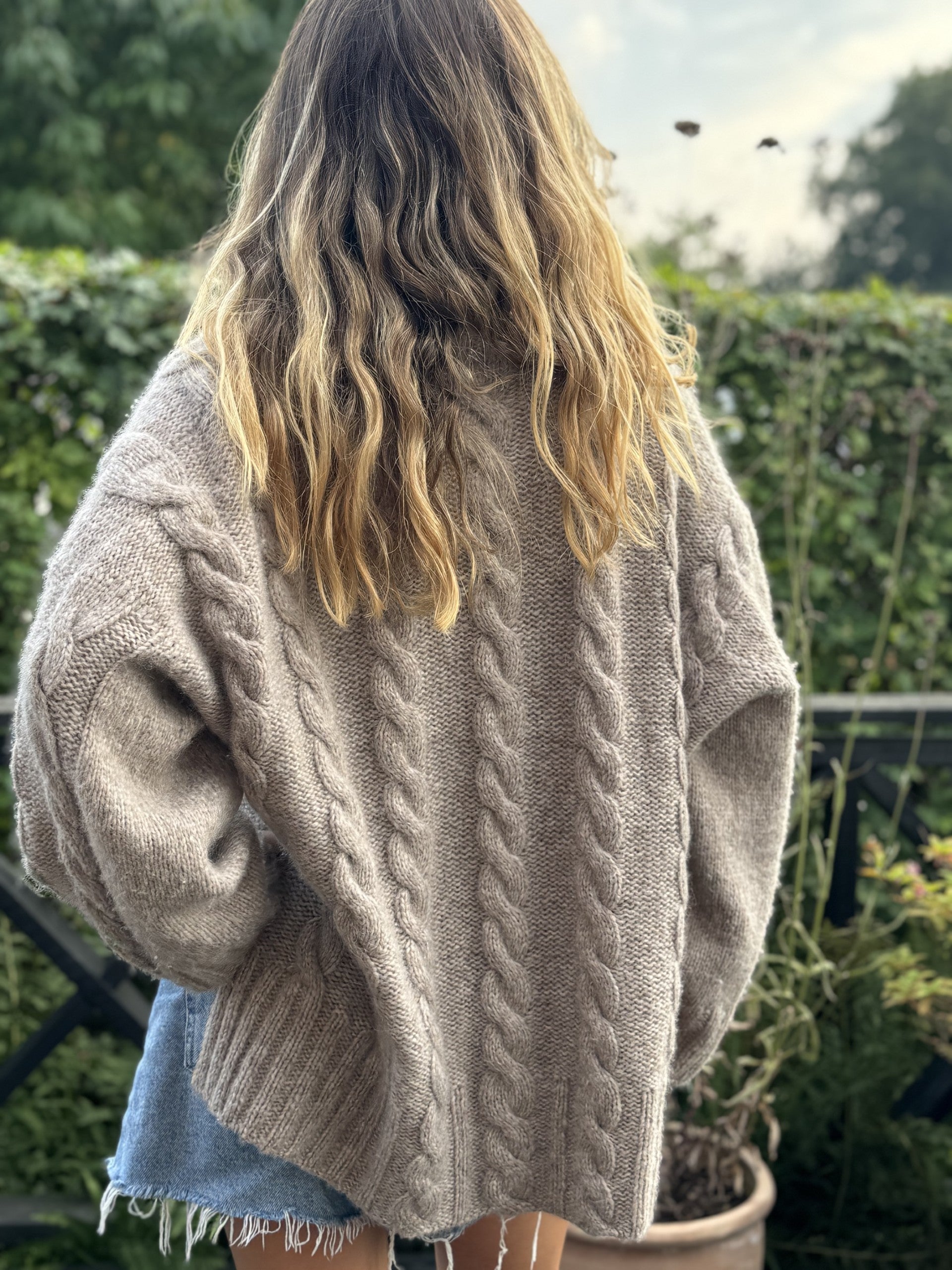 OVERSIZED TWISTING